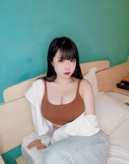 手伸进她的乳罩里揉搓着